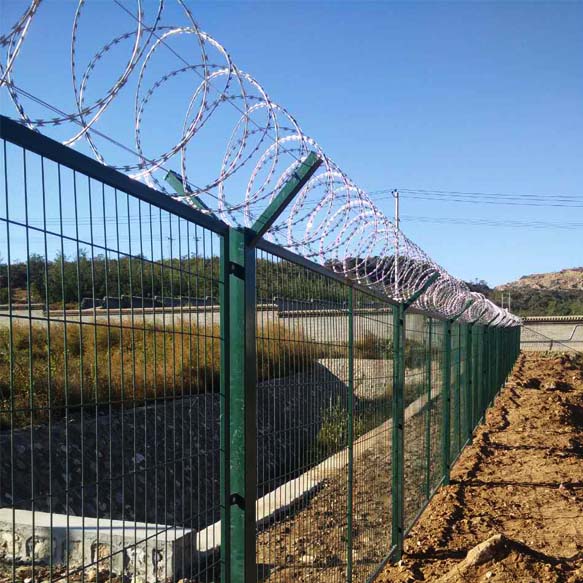 全封閉式監(jiān)獄防護網(wǎng)圖片4 全封閉式監(jiān)獄防護網(wǎng)圖片4