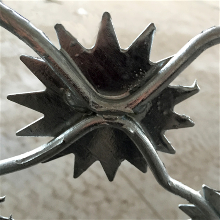 白色梅花刺鋼網(wǎng)墻 圖片1 白色梅花刺鋼網(wǎng)墻 圖片1