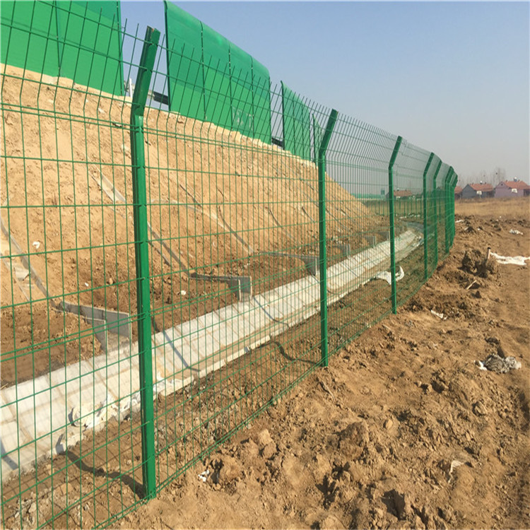 農(nóng)場(chǎng)雙邊絲護(hù)欄圖片3 農(nóng)場(chǎng)雙邊絲護(hù)欄圖片3